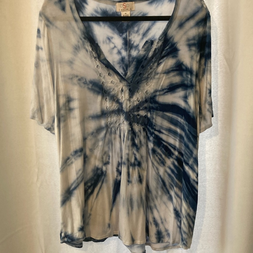 Tie dyed pheasant top size 1x. Blue/white